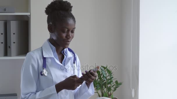 Дружелюбный терапевт с помощью мобильного телефона . — стоковое видео