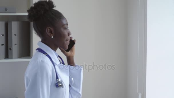 Africana mujer en el hospital tiene conversación telefónica . — Vídeo de stock