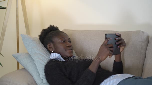 Senhora usando tablet digital no apartamento . — Vídeo de Stock