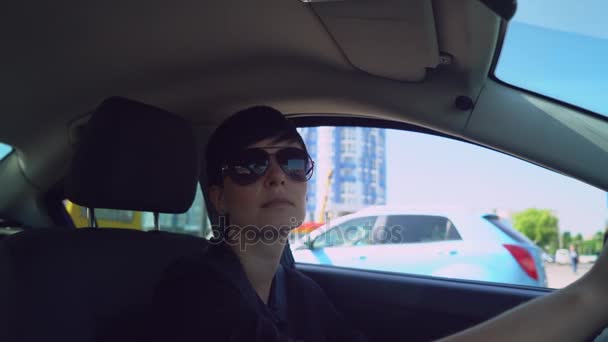 Lady inside automobile — Stock Video