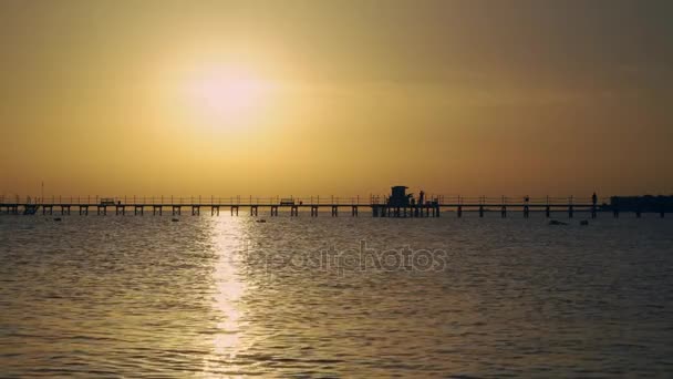 Solnedgång i Röda havets varma solen strålar skina på vågorna — Stockvideo