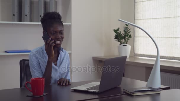 Businesswoman pomocí chytrého telefonu a notebooku. — Stock video