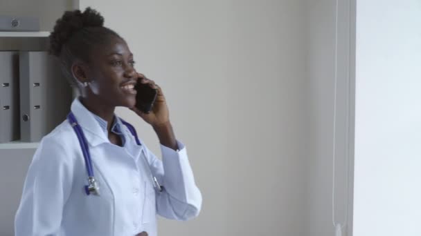 Médico afro-americano usando smartphone . — Vídeo de Stock