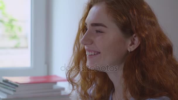 Profiel weergave roodharige meisje met glimlach. — Stockvideo