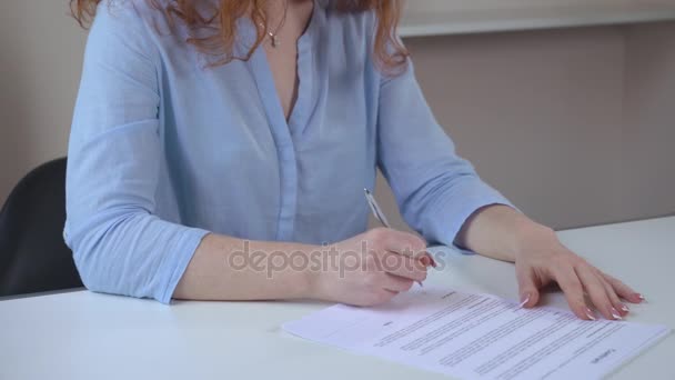 Kobiece pismo podpis z bliska — Wideo stockowe