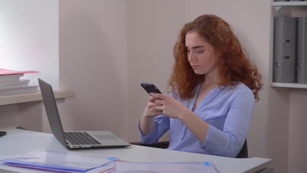 Retrato pelirroja uso femenino smartphone . — Vídeo de stock