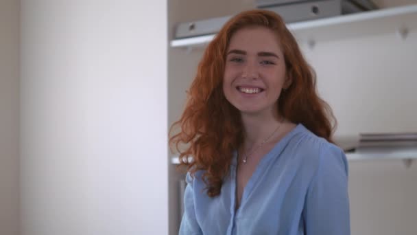 Щаслива дівчина імбиру в приміщенні — стокове відео