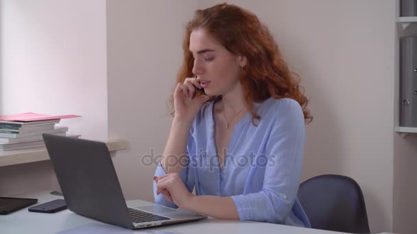 Trabalho feminino no PC no escritório . — Vídeo de Stock