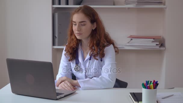 Arzt zieht Fernbehandlung in Betracht. — Stockvideo