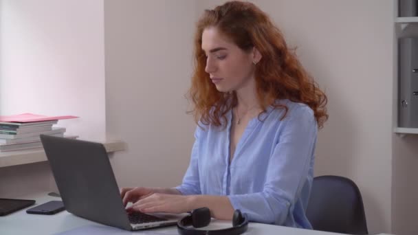 Ginger businesswoman works using pc. — Stock Video