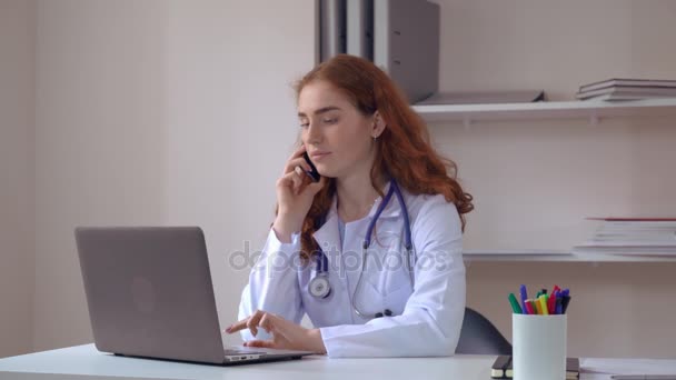 Assistente medico prendere un appuntamento . — Video Stock