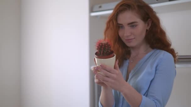 Stående kvinna med blomma. — Stockvideo