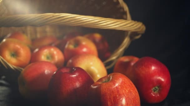 Cesta de la compra con manzana de invierno — Vídeos de Stock