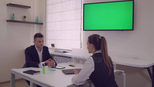 Dva šťastní dospělých zaměstnanců v kanceláři. — Stock video