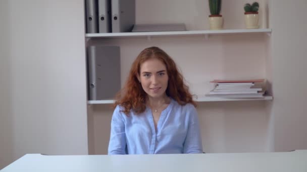 Attraktive lustige Frau sitzt am Arbeitsplatz. — Stockvideo