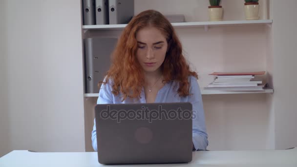 Junge Frau mit lockigem Haar arbeitet am PC. — Stockvideo