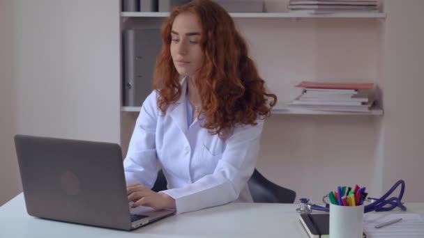 Terapeuta dolgozik használ laptop, iroda. — Stock videók