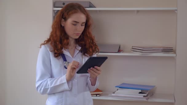 Professionelle junge Therapeutin mit Touchscreen-Gerät. — Stockvideo