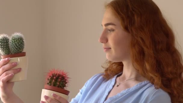 Rothaarige Weibchen betrachten Blume — Stockvideo