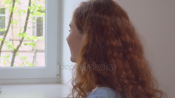 Roodharige vrouw gezicht close-up binnenshuis. — Stockvideo