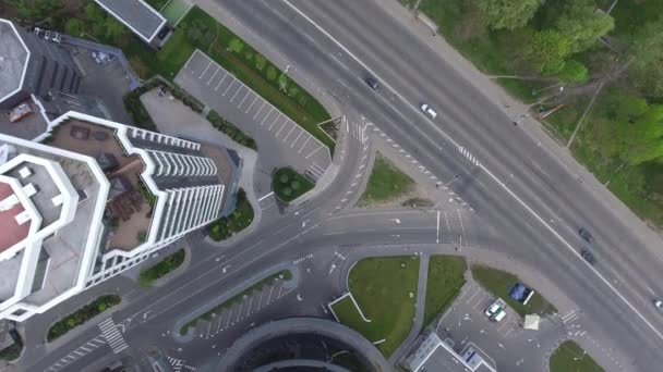 Vrtulník letí nad městem, vznášející se nad přistávací plošiny — Stock video