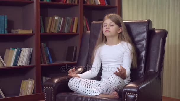 Mädchen macht lustiges Yoga drinnen. — Stockvideo