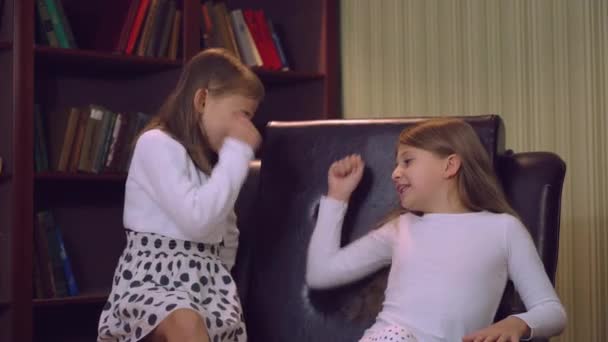 Las chicas juegan juntas en casa — Vídeo de stock