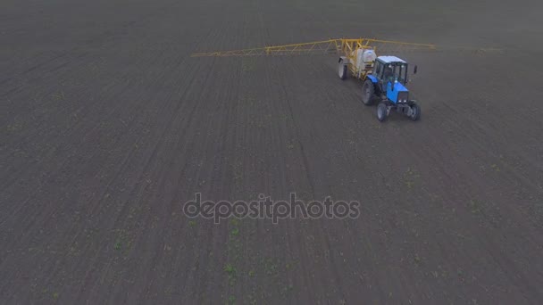 O trator espalha fertilizante pelo campo, atirando do ar . — Vídeo de Stock