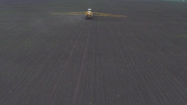Tracteur à grande vitesse monte sur le terrain. Tirer de l'air . — Video