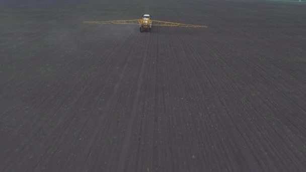 Traktor mit hoher Geschwindigkeit über das Feld fährt. Schießen aus der Luft. — Stockvideo