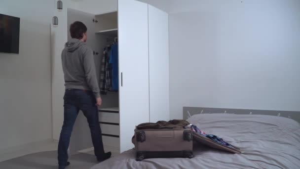 Mens dress aanbrengend tas in slaapkamer. — Stockvideo