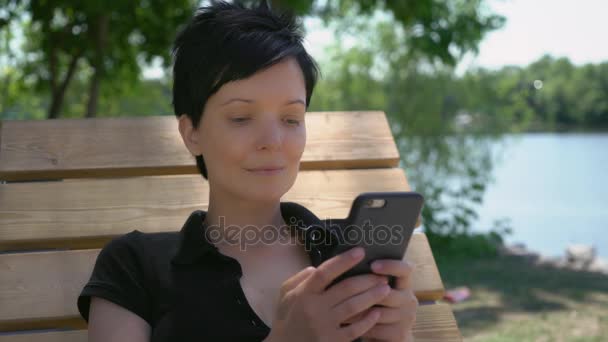 Las mujeres se enfrentan a un primer plano con mensajes de texto del teléfono celular . — Vídeos de Stock
