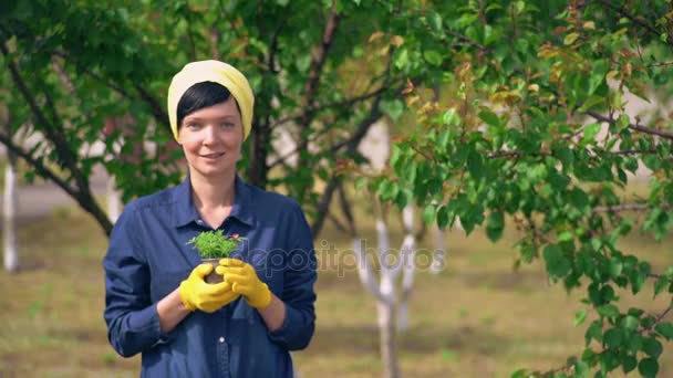 Señora florista de pie al aire libre . — Vídeos de Stock