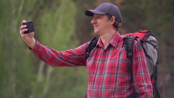 Alpiniste utiliser un téléphone mobile pour la prise de vue . — Video