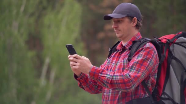 Masculino uso turístico internet en el celular — Vídeo de stock