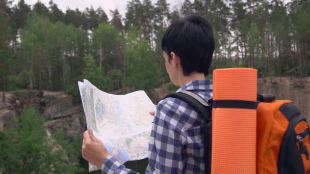 Backpacker planering promenad. — Stockvideo