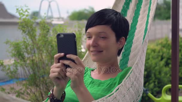 Жіночий обмін повідомленнями на стільниковому пристрої на відкритому повітрі . — стокове відео