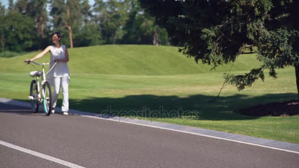 Lady andare con la bicicletta . — Video Stock