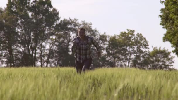 A srác fut szabadtéri, ezen a környéken: zöld természet — Stock videók