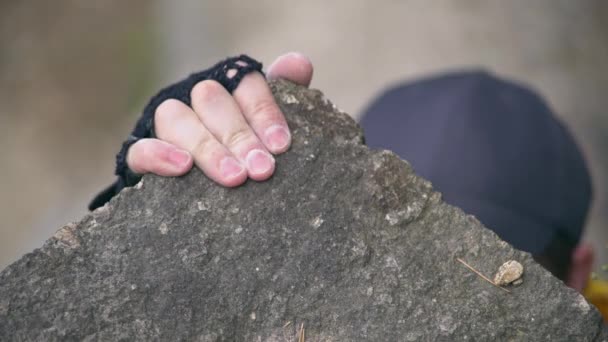 Schöner Kletterer im Freien. — Stockvideo