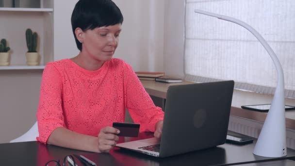 Señora uso de Internet para comprar en el trabajo . — Vídeos de Stock