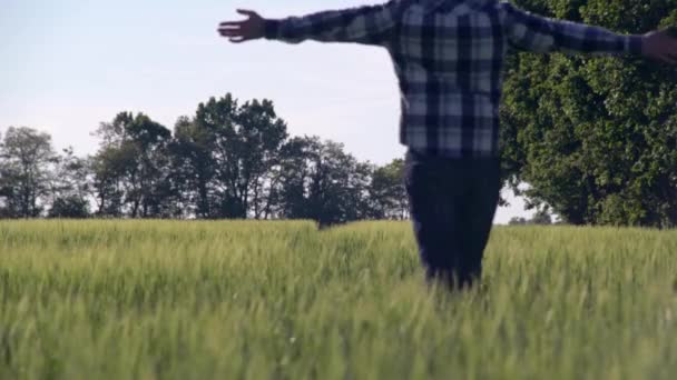 Tanınmayan adam açık havada yürür — Stok video