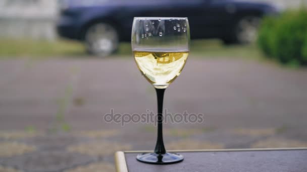 Primer plano wineglass al aire libre . — Vídeos de Stock