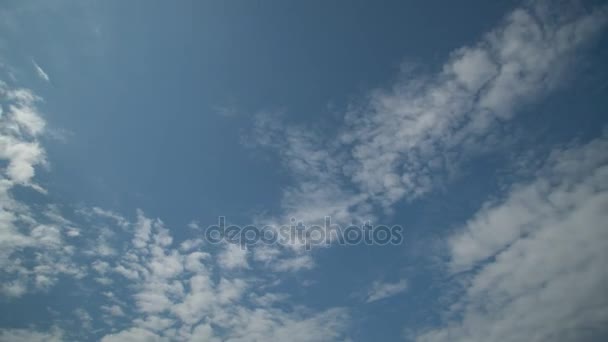 Intensywny ruch chmur z aparatu, słoneczny dzień. — Wideo stockowe