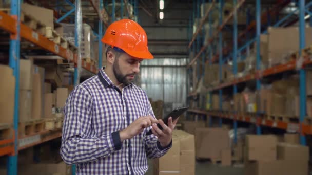 Retrato masculino no trabalho em armazém . — Vídeo de Stock