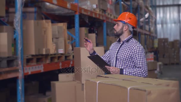Zaměstnanec skladu rukopisem. — Stock video