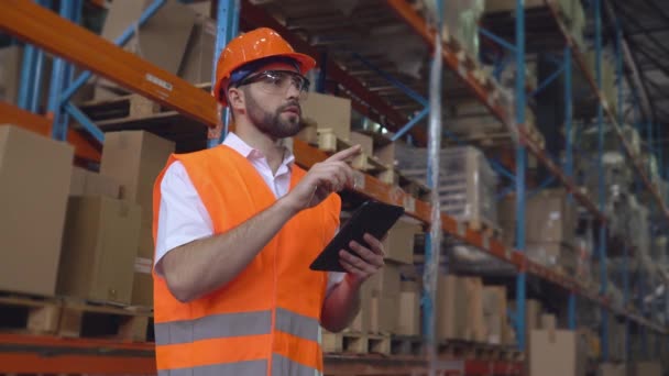 Trabajador profesional trabajando en almacén — Vídeo de stock