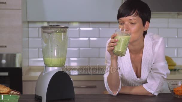 Portret meisje groen drankje. — Stockvideo