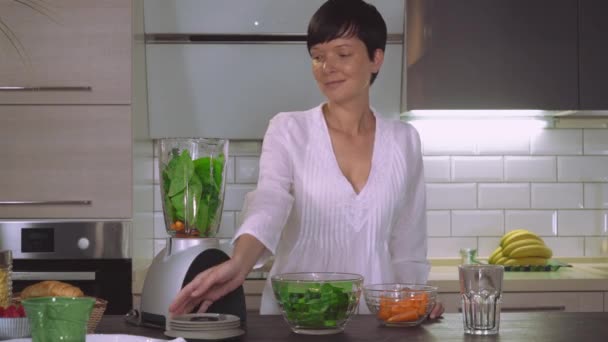 Porträt fröhliches Mädchen macht grüne Smoothies — Stockvideo