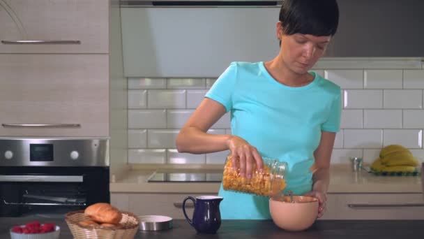 Portret meisje eet cornflakes in flat. — Stockvideo